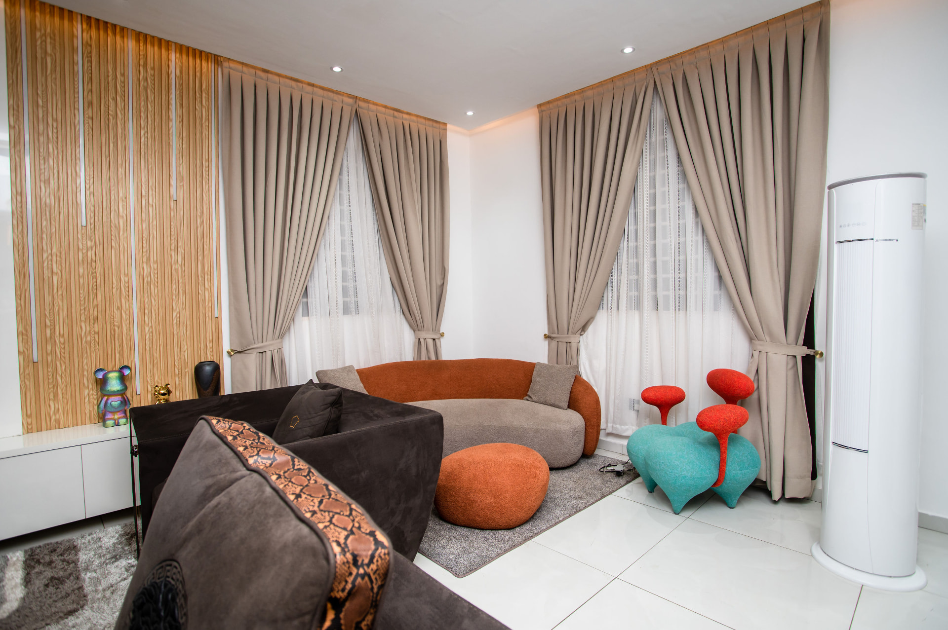 Second lounge with sculptural furniture at Pryse Enclave